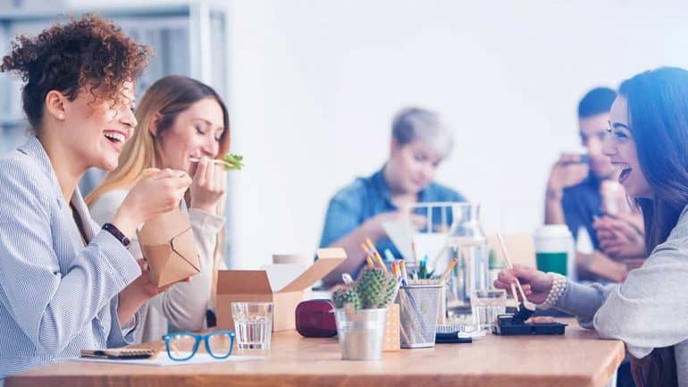 women eat lunch together | | Ini Cara Agar Tetap "Waras" di Rumah dan Tempat Kerja