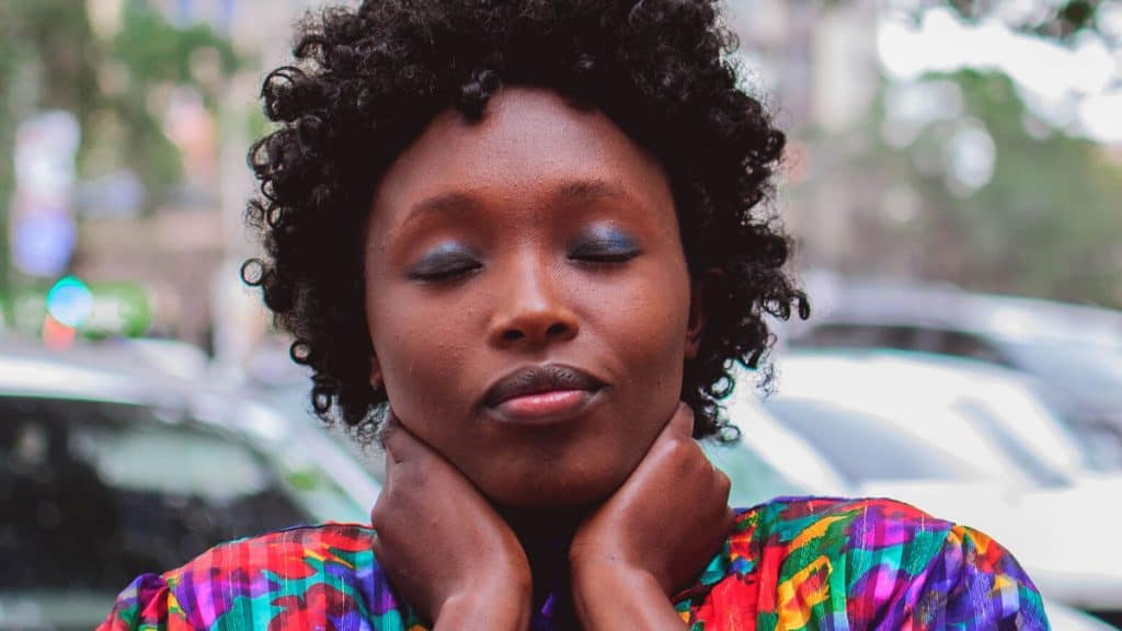 african woman relaxing | | Kurang-kurangi 6 Pikiran Toxic Ini agar Hidupmu Lebih Tenang