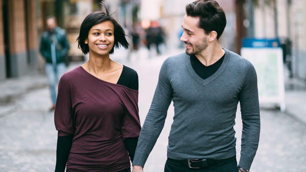 couple walking on the street | | Panduan Berkencan Setelah Bercerai di Usia 30an