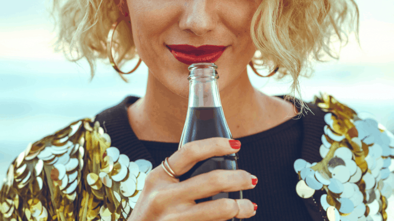 woman drinking soda | | Hindari Makanan Ini untuk Mengurangi Lemak di Perut