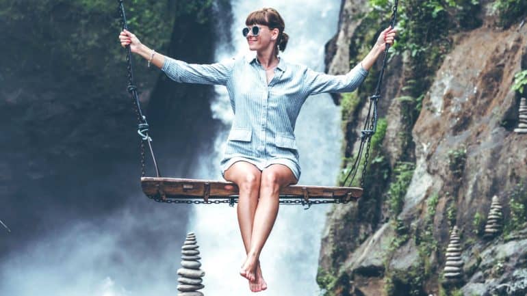 woman relaxing at waterfall | | Kurang-kurangi 6 Pikiran Toxic Ini agar Hidupmu Lebih Tenang
