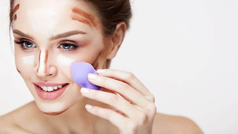 woman using beauty blender | | Rekomendasi Makeup Sponge agar Dandanan Tampak Flawless