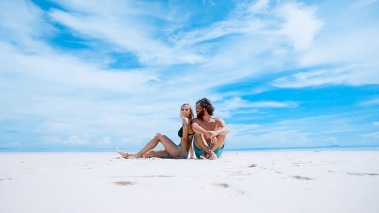 couple at beach | | Pssst... Ini Zodiak yang Sering Selingkuh