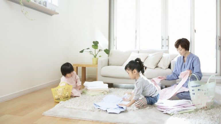 family doing laundry | | Ini Mengapa Rumah dan Kantor Harus Rapi—dan Trik Mudah Melakukannya