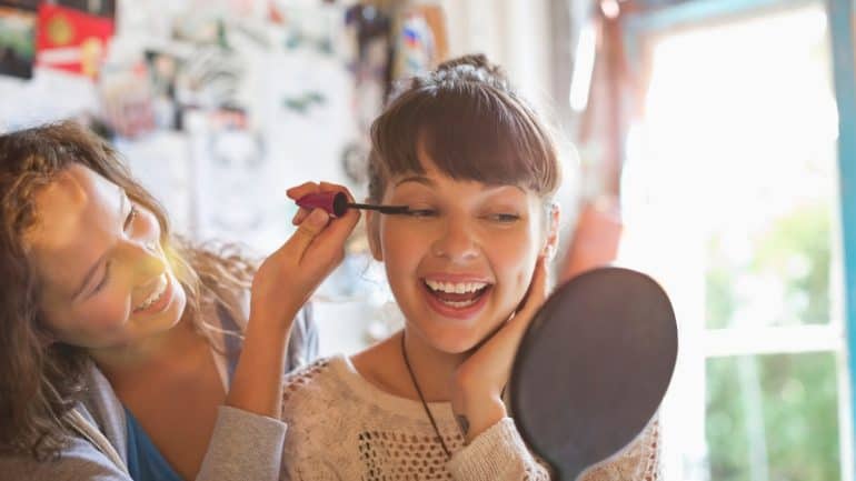 woman applying makeup | | 11 Produk Kecantikan yang Harus Kamu Coba Bulan Ini