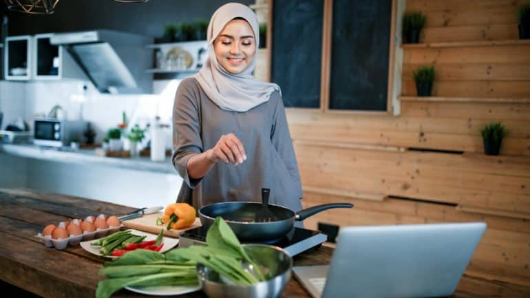 woman cooking | | 10 Makanan Sehat yang Harus Selalu Ada di Dapur
