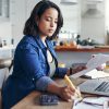 woman calculating finance | | Tanda-Tanda Keuanganmu Kacau—dan Bagaimana Mengatasinya