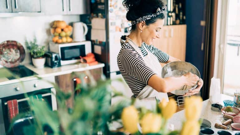 woman cooking | | 6 Makanan Ampuh Meningkatkan Kekebalan Tubuh, Menurut Sains