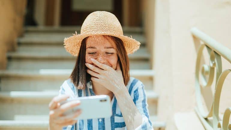 woman watching phone | | 20 Menit Mengurangi Hal Ini Bisa Membuatmu Lebih Bahagia