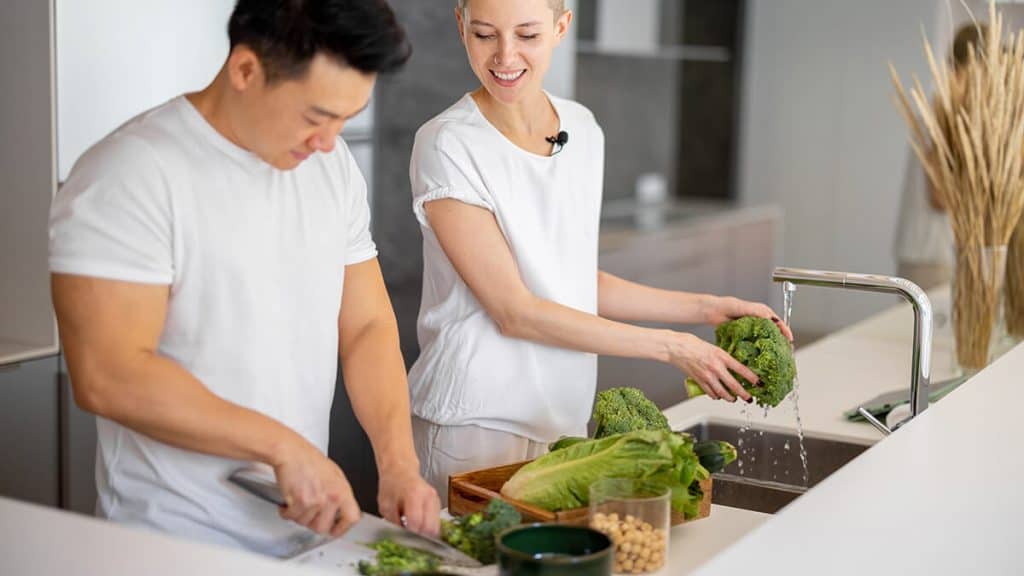 mencuci sayuran | | Tanya Ahli: Sayur Lebih Sehat Dijus atau Dimasak?