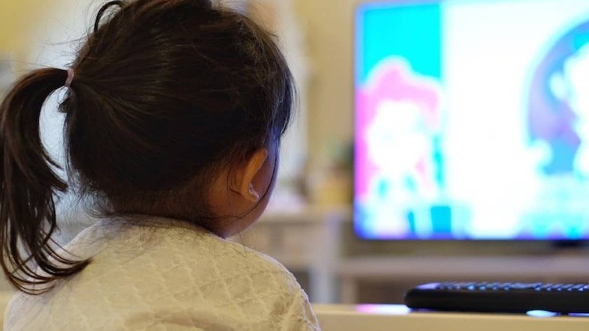 children watch tv | | Ingin Anak Lebih Lahap Makan Sayur dan Buah? Minta Mereka Nonton Acara Ini