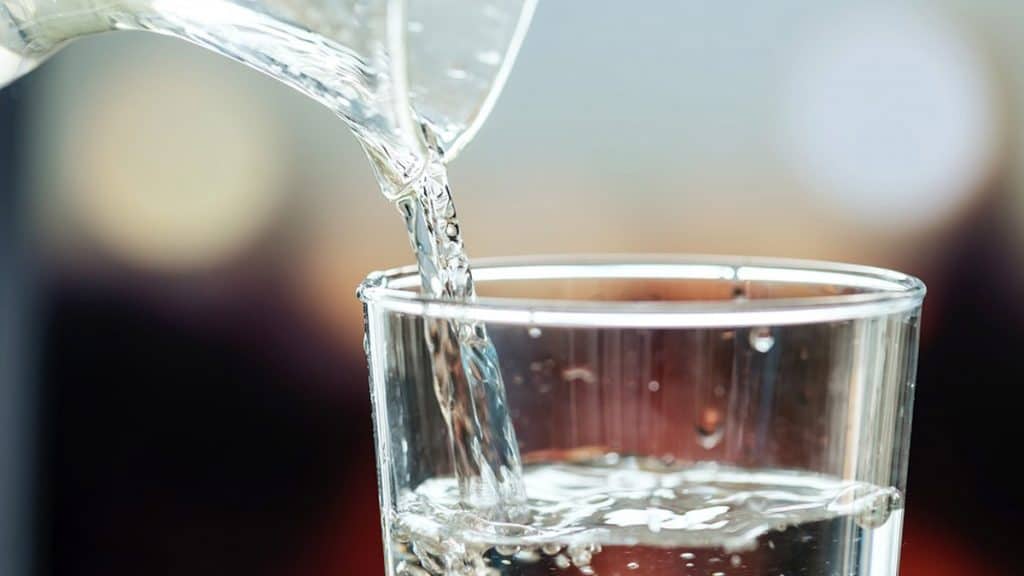 mineral water | | 10 Makanan Ini Membantu Melancarkan Aktivitas BAB