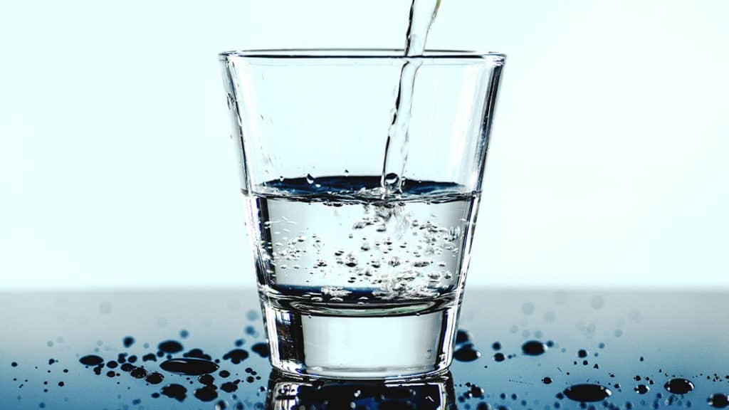 glass of water | | Cuka Apel 101: Apakah Aman Dipakai dan Cara Penggunaannya