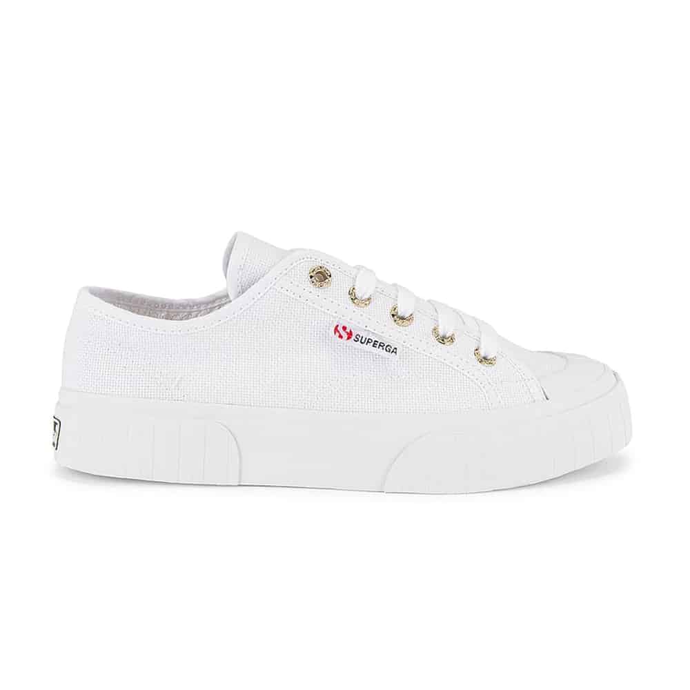White Sneakers 2 | | Bingung Memilih Sepatu untuk Dipadukan dengan Gaun? Ini Contekannya