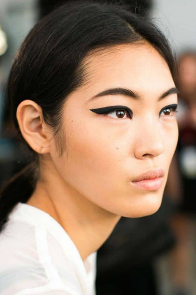 cara pakai eyeliner 10 | | Wajib Coba: 10 Cara Pakai Eyeliner agar Mata Terlihat Lebih Segar
