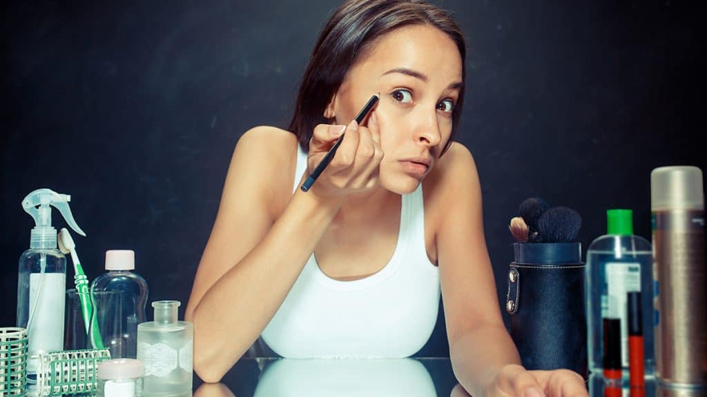 cara pakai eyeliner 17 | | Wajib Coba: 10 Cara Pakai Eyeliner agar Mata Terlihat Lebih Segar