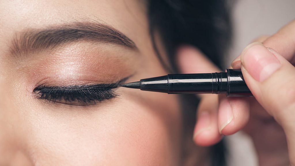 eyeliner | | Wajib Coba: 10 Cara Pakai Eyeliner agar Mata Terlihat Lebih Segar