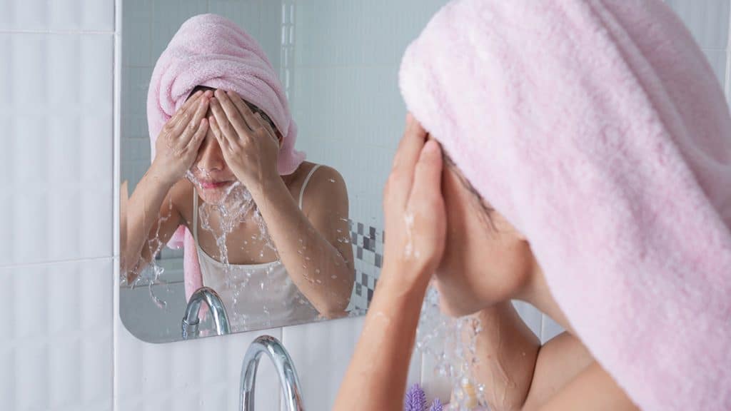 cara membersihkan wajah 2 | | Ini Cara Membersihkan Wajah yang Tepat—dan 9 Kesalahan yang Perlu Dihindari