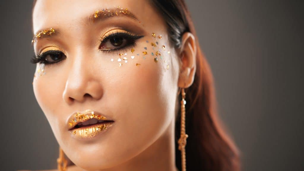 make up glitter 7 | | Ingin Wajah Tampak Lebih Berkilau? Cobalah Make Up Glitter