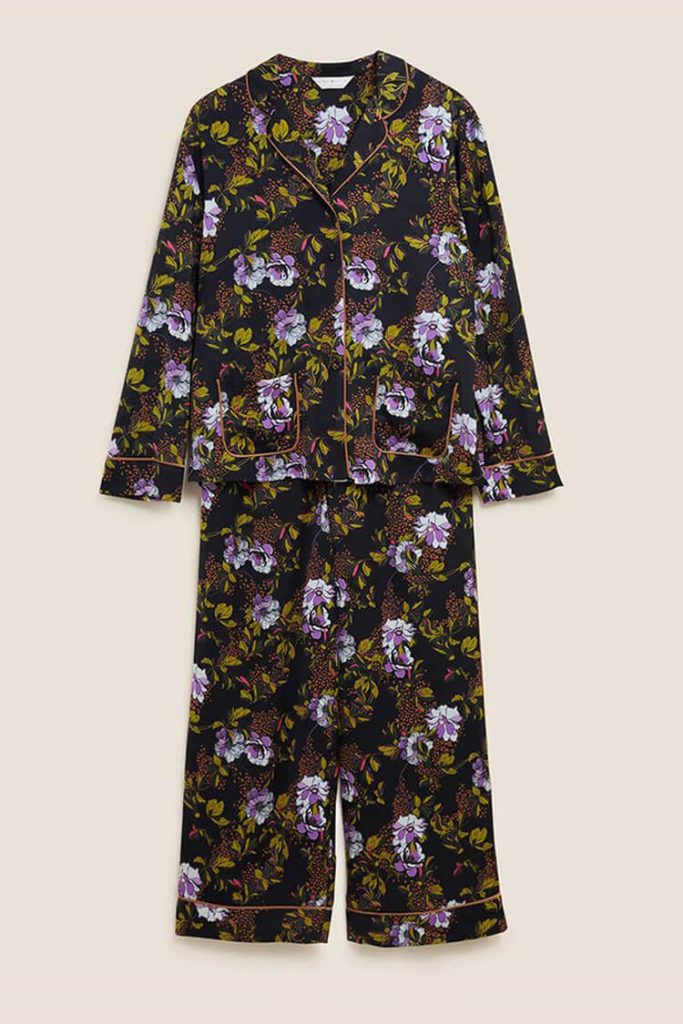 Marks and Spencer Satin Floral Rever Collar Pyjama Set | | 11 Inspirasi Gaya Berpakaian Untuk Merayakan Pesta Tahun Baru