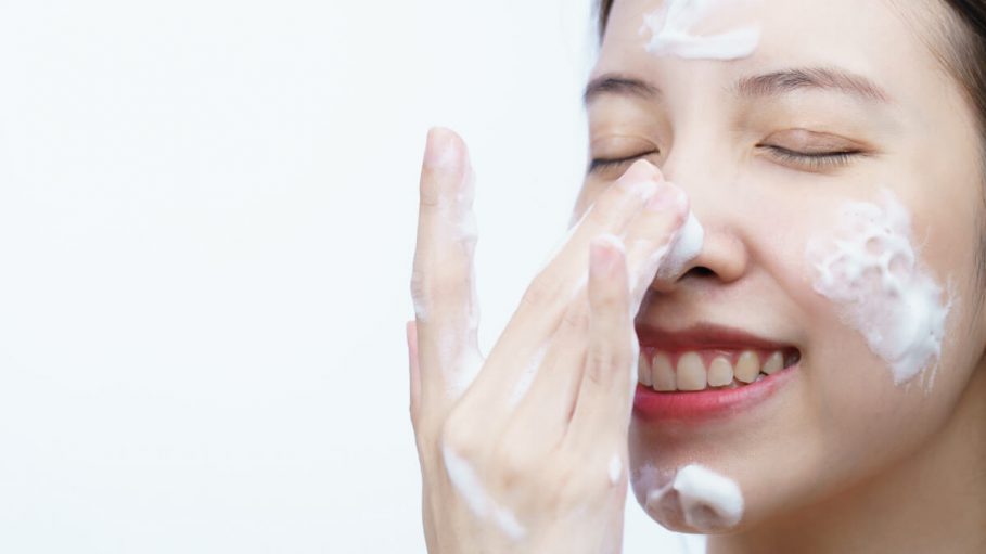 facial wash untuk kulit berminyak dan bruntusan