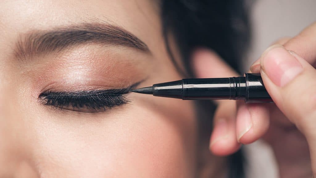 Eyeliner | | 13 Nama Alat Make Up Yang Wajib Diketahui Pemula