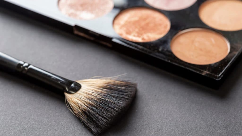 Highlighter make up | | 13 Nama Alat Make Up Yang Wajib Diketahui Pemula