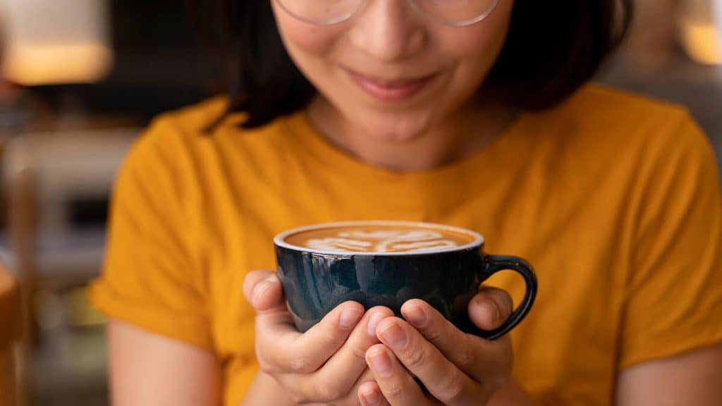 haruskah mengaplikasikan kopi secara topikal | | Mau Pakai Masker Kopi? Ini Ternyata 3 Manfaatnya Untuk Rambut