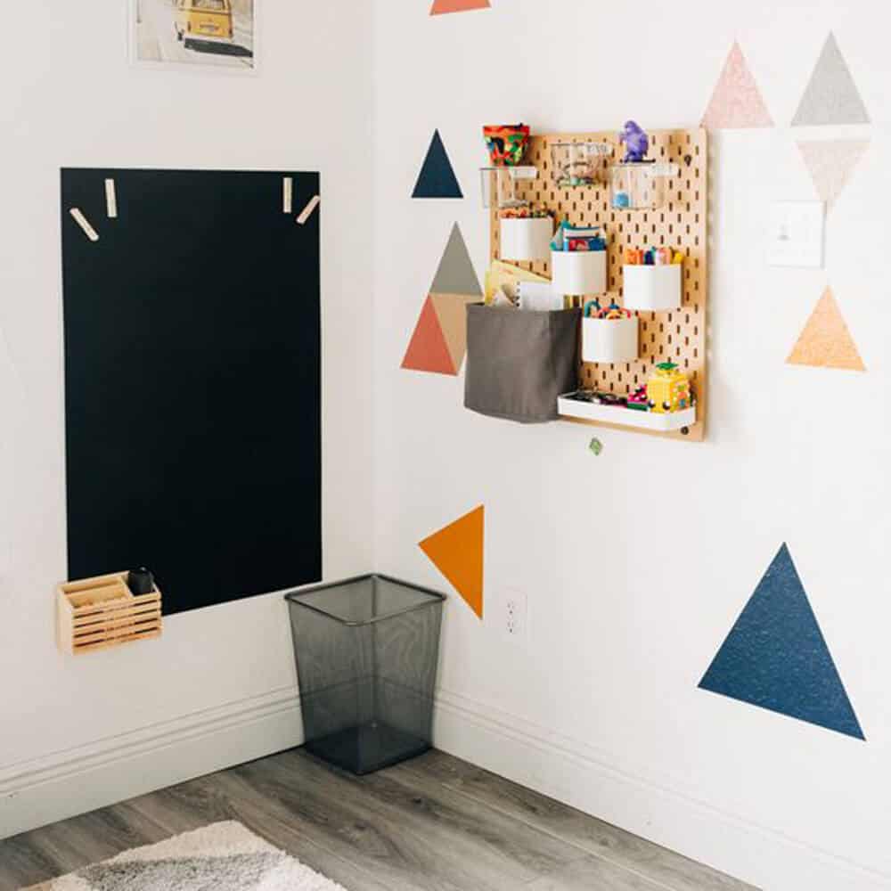 Menempelkan Magnetic Chalkboard | | 16 Inspirasi Hias Dinding yang Membuat Ruangan Makin Cantik