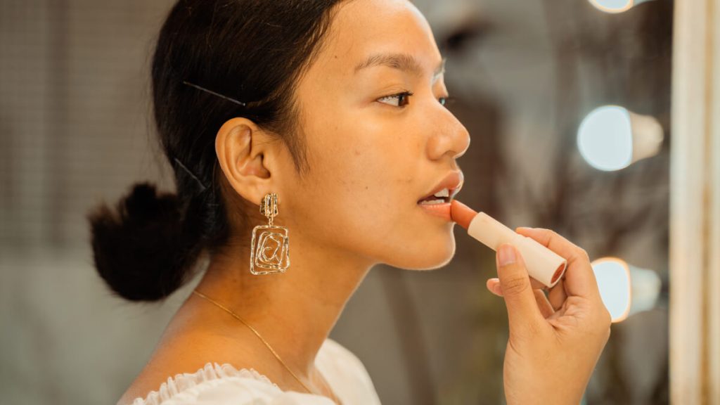 cara memilih lipstik untuk bibir hitam | | Punya Bibir Hitam? Ini 6 Rekomendasi Lipstick Terbaik Untuk Digunakan