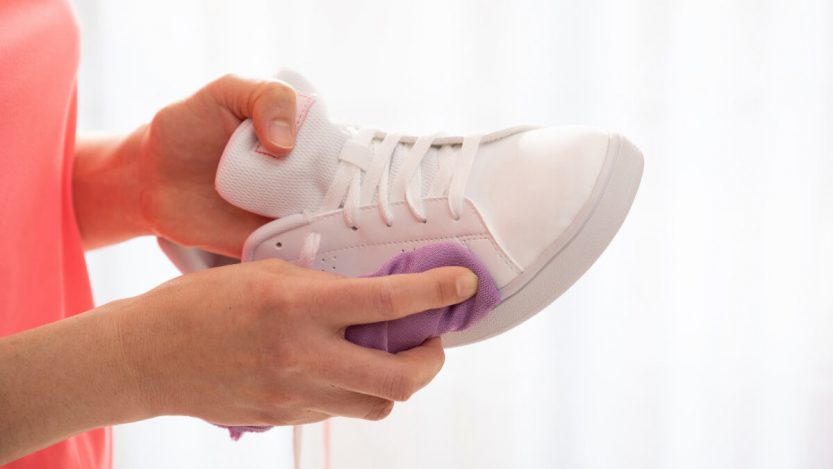 cara mengatasi sepatu lecet