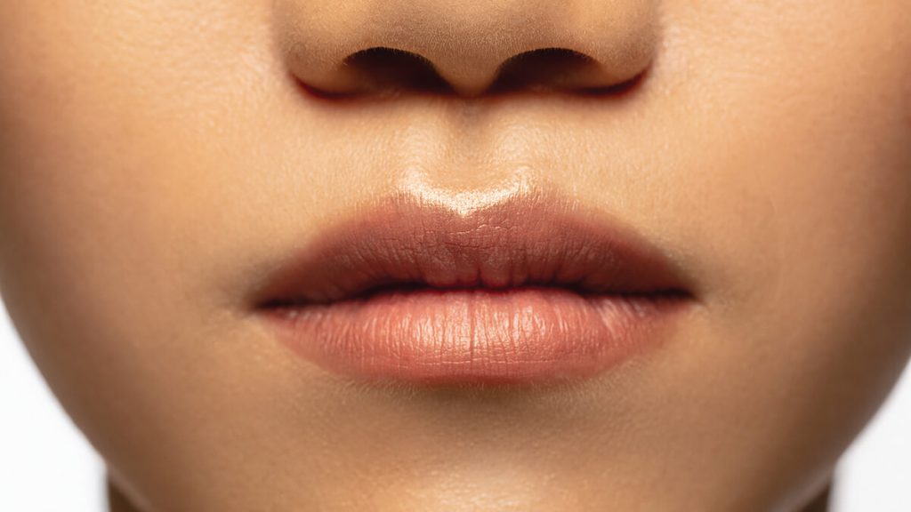 penyebab warna bibir menjadi gelap 1 | | Punya Bibir Hitam? Ini 6 Rekomendasi Lipstick Terbaik Untuk Digunakan