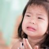 bagaimana menghadapi anak yang mudah menangis