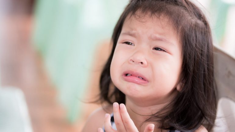 bagaimana menghadapi anak yang mudah menangis