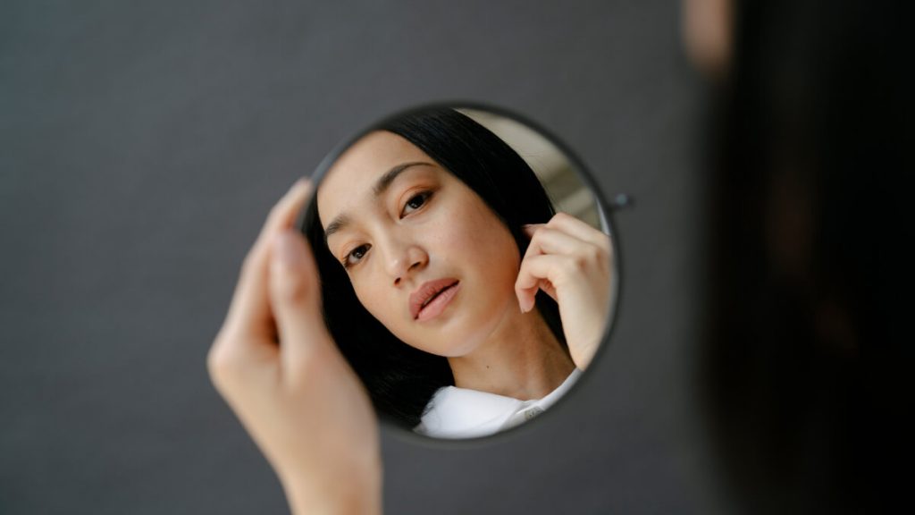 Apa Penyebab Seseorang Memiliki Kulit Berminyak | | Tips Dermatolog: Rahasia Memilih Skincare Untuk Kulit Berminyak