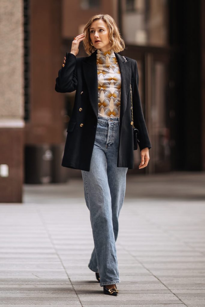 stylish menggunakan turtleneck dan celana jeans untuk menghadiri kondangan