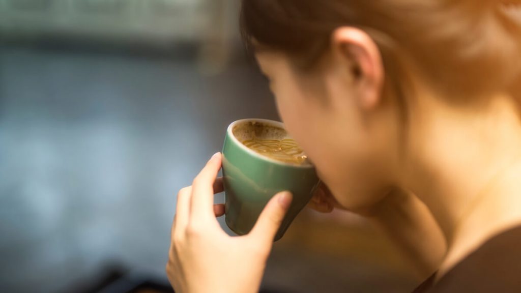 Mengonsumsi kopi | | Kopi Untuk Diet: Ini 5 Manfaatnya dan Aturan yang Baik Minum Kopi