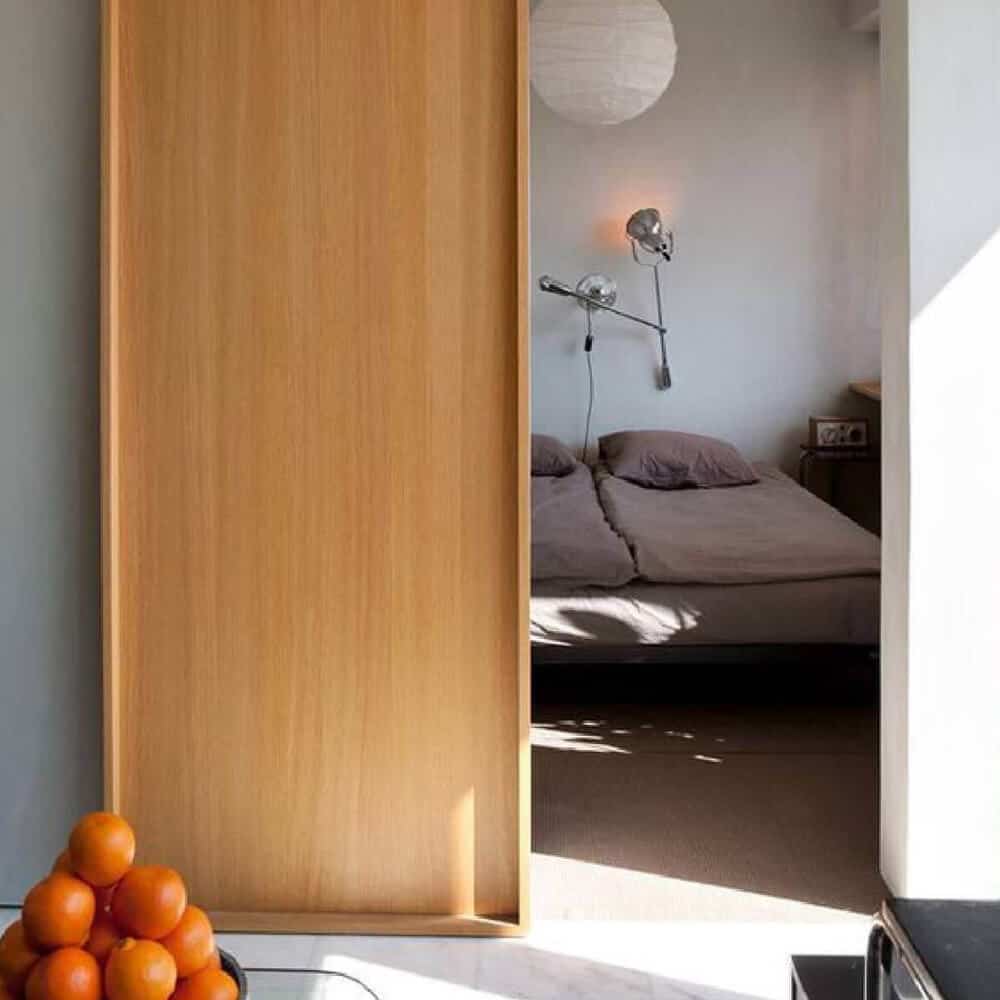 Gunakan Pintu Geser | | 8 Tips Pintar untuk Dekorasi Kamar Tidur Sempit