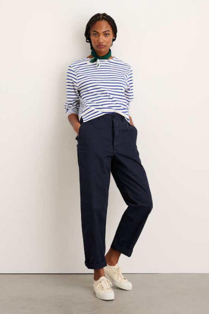 Kaus Panjang dengan celana chino navy | | 11 Cara Terbaik Memakai Celana Chino Wanita
