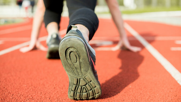 sepatu running perempuan | | 12 Rekomendasi Sepatu Lari Terbaik untuk Wanita